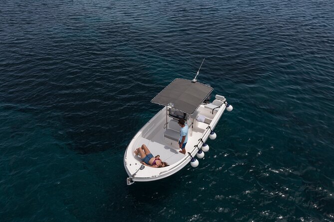 5 Hours Boat Rental in Santorini - License and control: driving the Nikita boat without a skipper