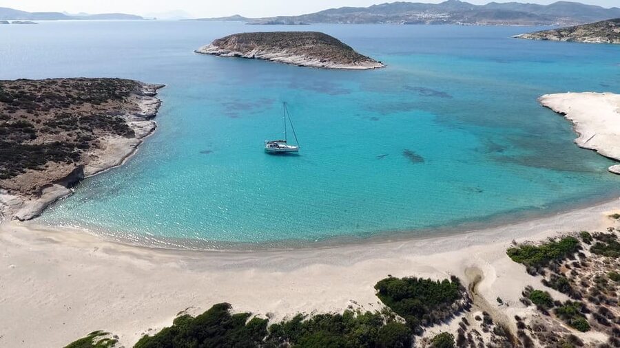 Adamantas: Full-Day Milos & Poliegos Boat Tour with Meals - Vani Beach and the return to Adamantas: a final hit of color