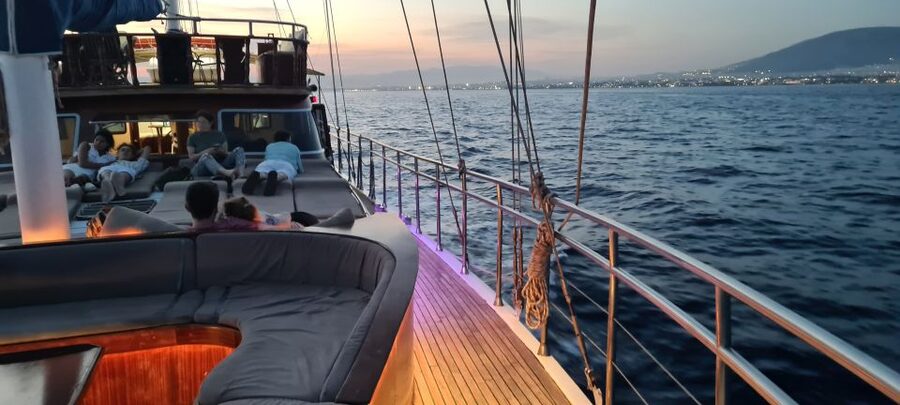 Athens: 3-Hour Sunset Cruise with Swim Stop, Snacks & Drinks - Food and Drinks During the Cruise: How the Pace Feels