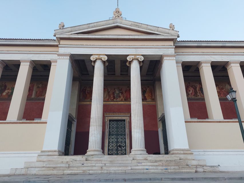 Athens: City Highlights Nighttime Walking Tour in Spanish - Why Athens feels different after dark