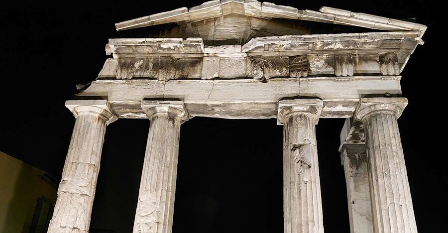 Athens: City Highlights Nighttime Walking Tour in Spanish - The neoclassical trilogy: University and the Academy of Athens at night