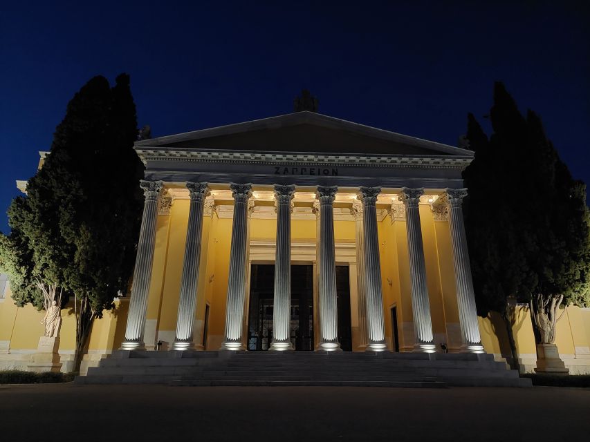 Athens: City Highlights Nighttime Walking Tour in Spanish - Hadrian’s Arch and the Temple of Zeus: big-scale stops, one after another