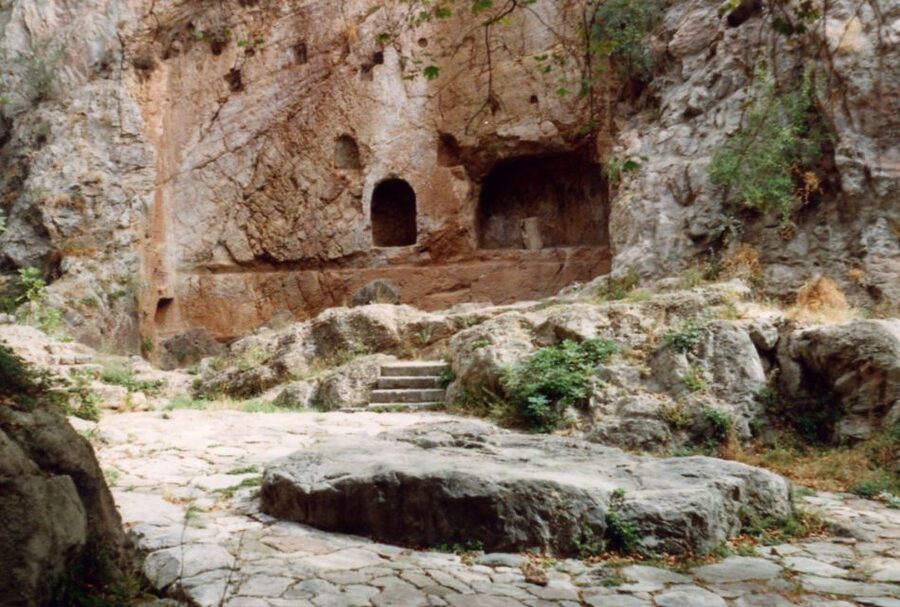 Athens: Delphi, Corycian Cave, and 300 Battlefield Day Trip - Delphi archaeological site and museum: temple ruins, holy spring, and museum context