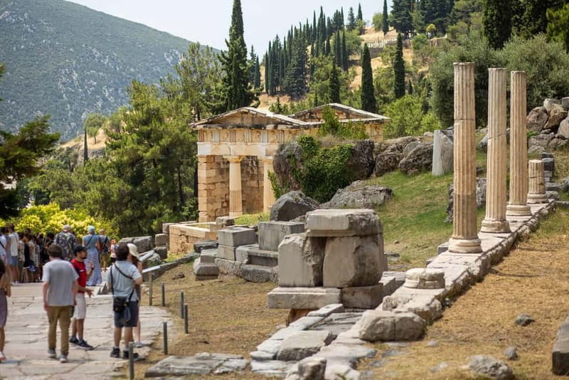 Athens: Delphi Day Tour with Museum & Arachova Village Visit - Guides and drivers: why the storytelling makes the difference