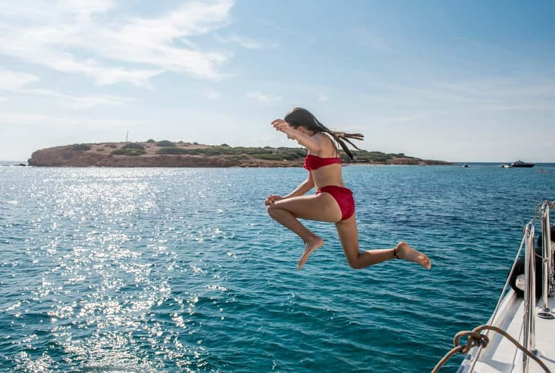 Athens: Half-Day Morning Catamaran Cruise with Meal & Drinks - The crew experience: when service turns into the highlight