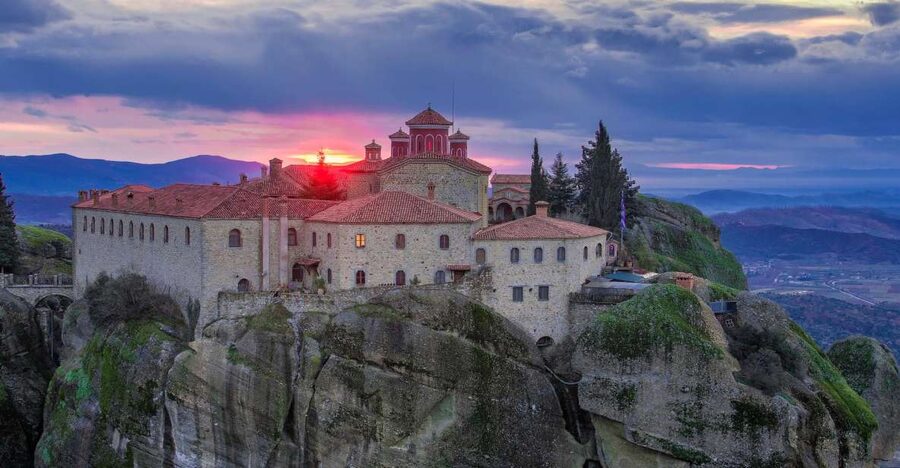 Athens: Meteora 2-Day Trip with Hotel, Sunset & Morning tour - Your morning in Meteora: choose hiking or a half-day minibus tour