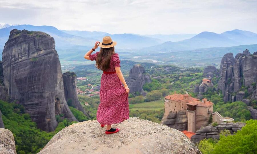 Athens: Meteora Monasteries Day Trip with Caves and Lunch - From Stathmos Larisis to Kalabaka: The Coach Ride and the Kamena Vourla Stop