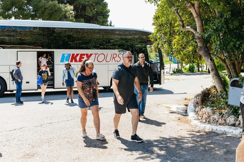 Athens: Mythology of Delphi, Museum and Arachova Guided Tour - Arachova on Mount Parnassus: Views, Taverna Lunch, and Local Shops