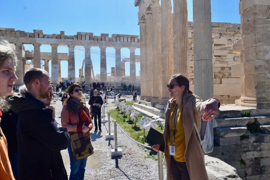 Athens: The Acropolis Guided Walking Tour in German - The end of the tour: 360-degree views with context, not just photos