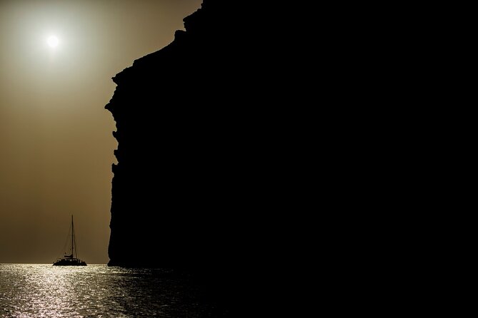 Comfort Max Catamaran Caldera Cruise with BBQ and Drinks - Drinks, BBQ rhythm, and the crew vibe