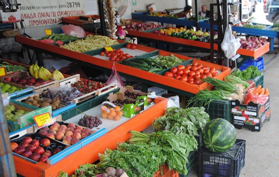Corfu Town: Guided Walking Tour and Local Food Tastings - How the guide shapes your experience, from storytelling to participation