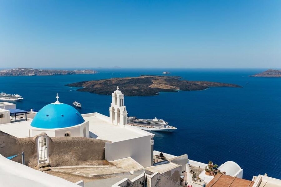 Fira: Guided Foodie Walking Tour with Tastings - Why the guide makes this feel less like a tour and more like a day out
