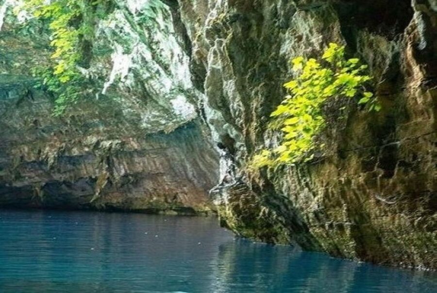 From Argostoli: Melissani Lake & Drogarati Caves Tour - Guides and languages: what to expect from the on-board storytelling