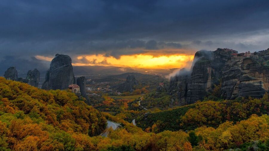 From Athens: 3 Days in Meteora & Delphi with Tours & Hotel - Choosing your Meteora morning: bus loop or easy hike