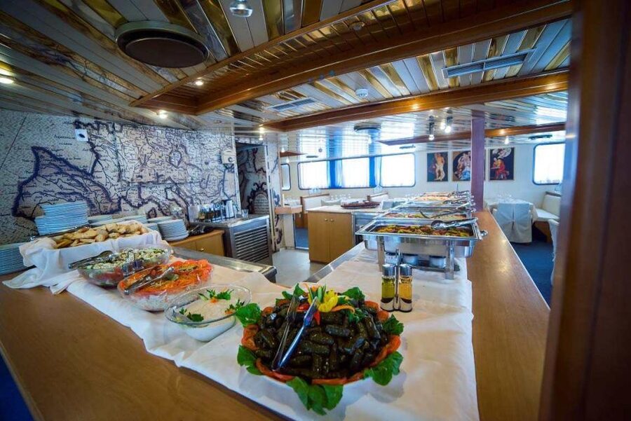 From Athens: Day Cruise to Hydra, Poros & Aegina with Lunch - Onboard entertainment and why the show matters (even if you skip it)