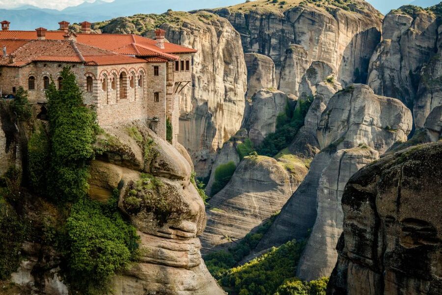 From Athens: Delphi and Meteora 2-Day Tour with Hotel - Thermopylae and the Leonidas monument on the way back