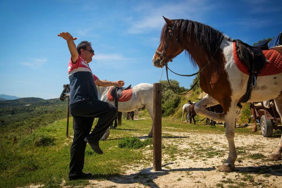 Heraklion: Horseriding Day Tour with Lunch and Transfer - Hotel pickup and getting set up before you ride