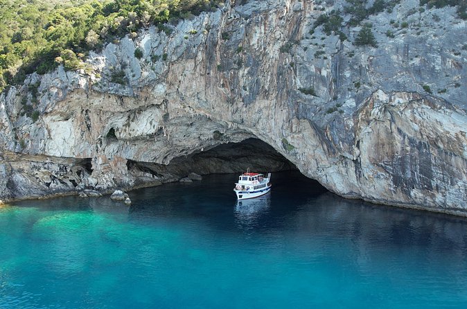 Island Hopping with Beach BBQ - Skorpios (Onassis Island): Cruise-by History and an Afternoon Swim