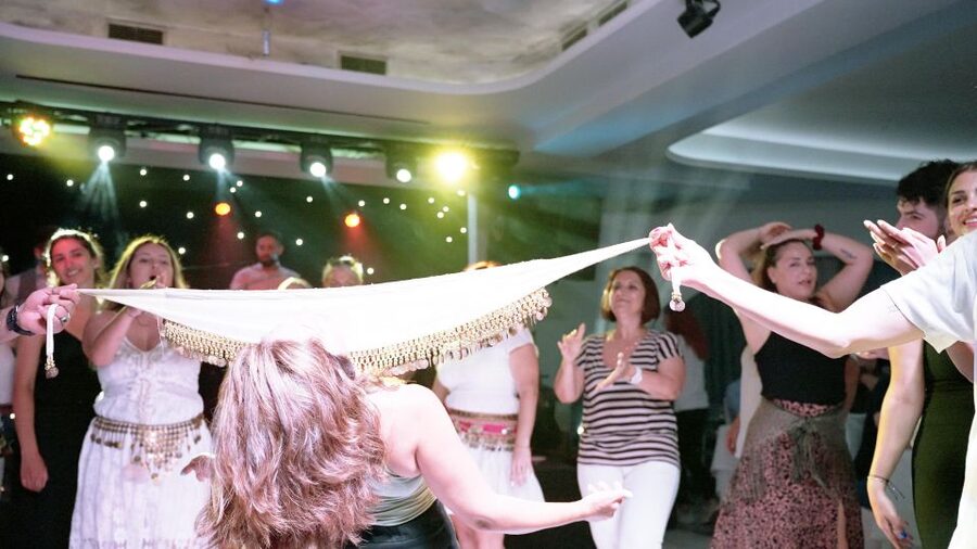 Kamari: Greek Show, Buffet Dinner, and Drinks at Dimitris - Key things I’d circle before you go