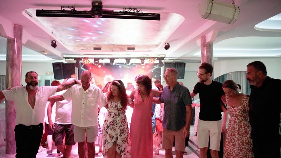 Kamari: Greek Show, Buffet Dinner, and Drinks at Dimitris - The Real Star: Bouzouki, Violin, and Greek Dances You Can Join