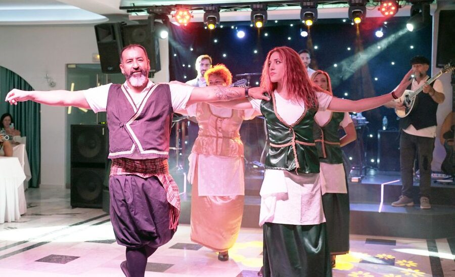 Kamari: Greek Show, Buffet Dinner, and Drinks at Dimitris - Food Quality at a Buffet Dinner, What You’ll Enjoy and What to Expect