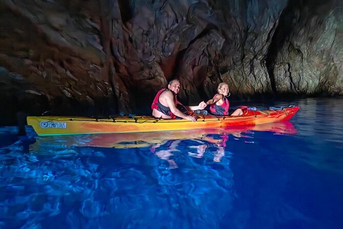 Kayak Trip to Hidden blue Cave, with lunch & fruits. - A small cave on the return: shelter for winter seals