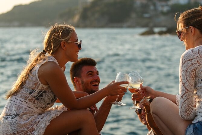 Luxury Catamaran Cruise, Dia Island –Open Bar & Lunch -Top Rated! - What You Really Get From the Crew and the Onboard Facilities