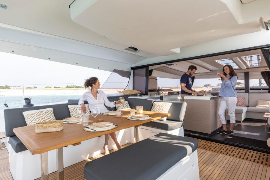 Mykonos: Catamaran Cruise with 3-Course Meal and Transfers - Cruising to Rhenia: the 80-minute stretch that sets the tone