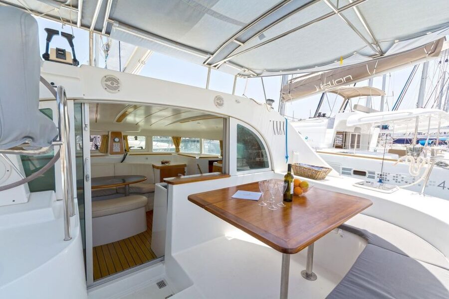 Mykonos: Catamaran Cruise With Meal and Drinks - Lunch, drinks, and the real food expectation on a catamaran