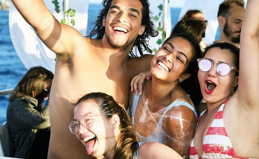 Mykonos: Sunset Boat Party with Open Bar & Live DJ - Who this 4-hour boat party is best for