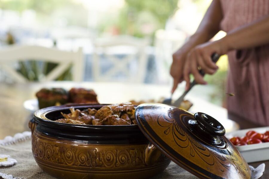 Naxos: Half-Day Cooking Class at Basiliko Family Tavern - The Feast: Wine, Starters, and Family-Style Dining