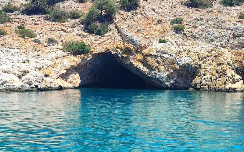 Naxos: Rina Cave-Koufonisi Cruise & Rina Cave Swim with BBQ - Onboard BBQ and drinks: Greek food on a wooden boat