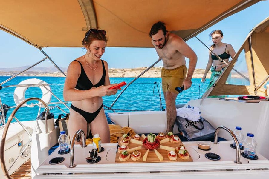 Naxos: Sailing Cruise with Lunch & Drinks - Food and drinks on board: Greek comfort with steady refills
