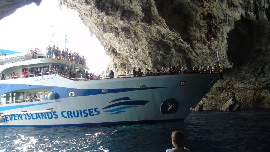 Nidri daily cruise in the Ionian with Makedonia Palace - Afales Beach on Ithaca: another water hit