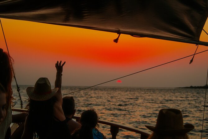 Queen Bee Sunset Cruise with Swim Stops and Dinner - Getting the best views: where to sit on Queen Bee I and II