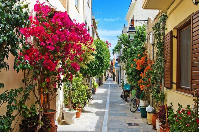 Rethymno Walking & Gastronomy Tour - Stop 1: Kafeneio breakfast, sfakianopita, and thyme honey