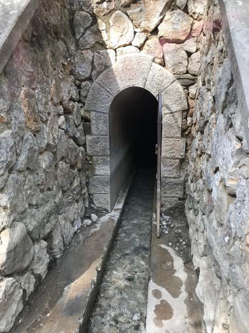 Rhodes: Guided Bus Tour to Lindos Village & Seven Springs - Lindos village: white houses, narrow streets, and how to use your time
