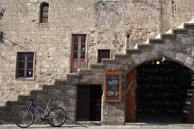 Rhodes Old Town Walking Tour (Small Group) - The Grand Master Palace and fortifications: what to look for in 15 minutes