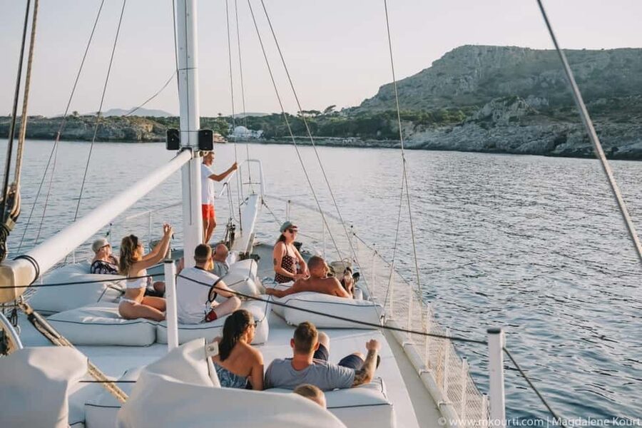 Rhodes: Sunset Cruise with Open Bar, Dinner, & Live Music - Comfort on Romantika: what makes the 3-hour length work