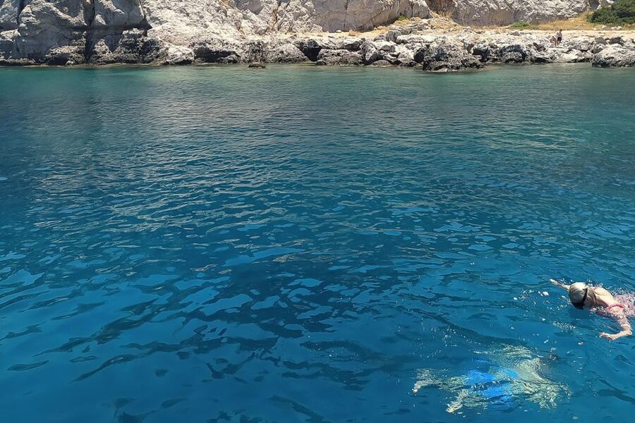 Rhodes Town: Anthony Quinn, Kalithea & Afandou Boat Cruise - Getting to Mandraki Harbor and Finding the Alkmini