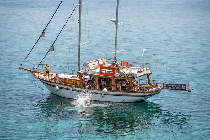 Sailing Trips with Cretan Sailing - Crowd level, space on the boat, and how to handle it