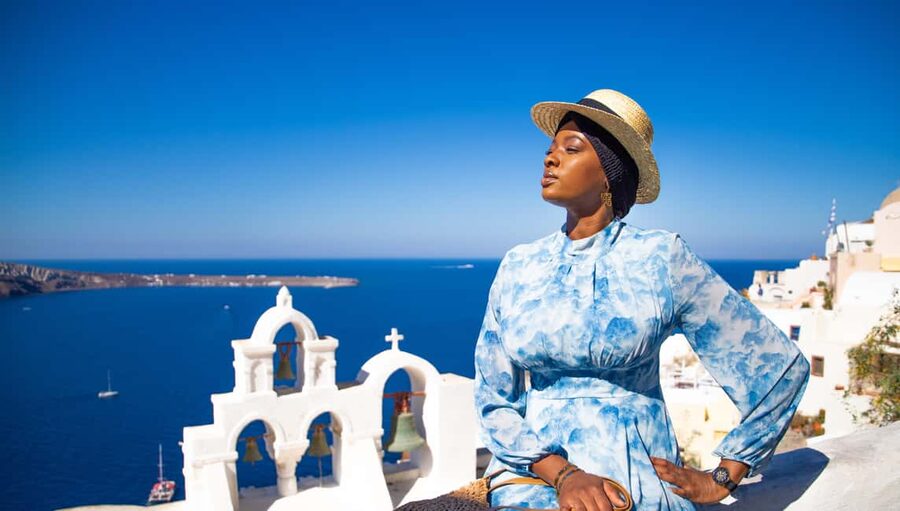 Santorini: 40-minute Photoshoot in Oia - Stop-by-stop: how the shoot builds your Santorini photo set