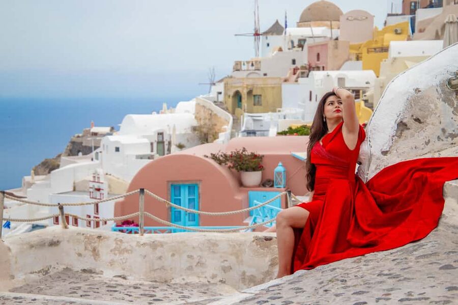 Santorini: 40-minute Photoshoot in Oia - Coffee and water at Foodini, plus what you actually get