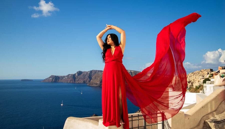 Santorini: 40-minute Photoshoot in Oia - What makes the photographer part a big deal