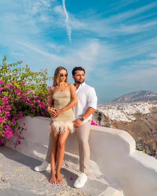 Santorini: 45-minute Photoshoot in Oia - Oia Photo Lines Are Real, So This One Cuts Right Through