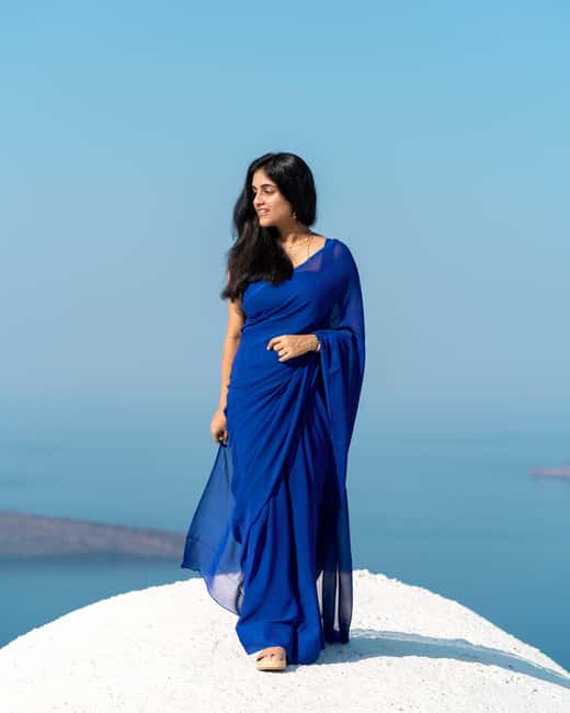 Santorini: 45-minute Photoshoot in Oia - Meeting at Nikolaou Nomikou and Handling the Steps Like a Pro