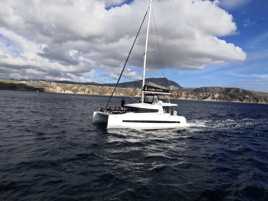 Santorini Caldera: Panorama Winter Cruise - Food, open bar, and winter comfort at sea