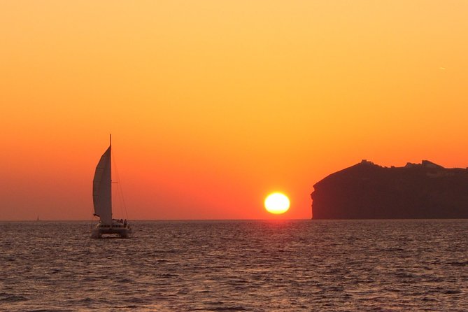 Santorini Caldera Sailing Tour with BBQ Lunch and Drinks - Red Beach and White Beach Stops: What the 20 Minutes Really Gives You