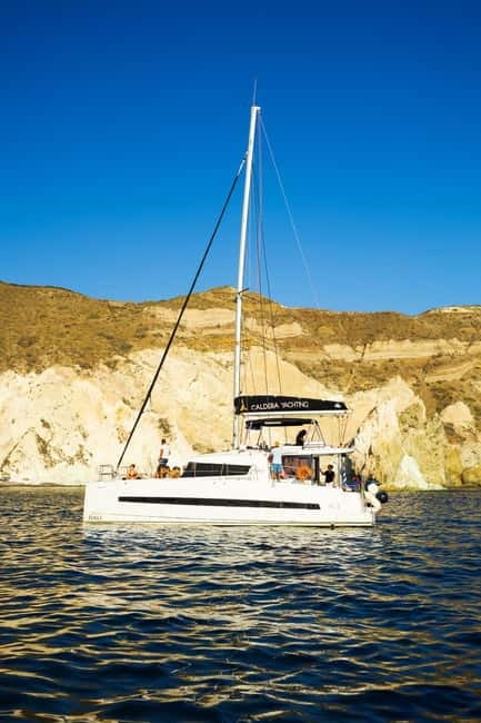 Santorini: Catamaran Cruise with Fresh Meal & Open Bar - Volcanic hot springs and sulphur coves: geothermal water, safety rules, and comfort tips