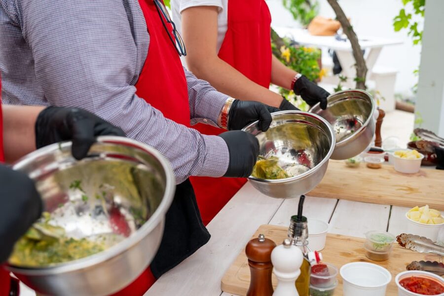 Santorini: Cooking Class with Lunch and Wine Tasting - Kamari’s Black Beach Kitchen: The setting that changes everything
